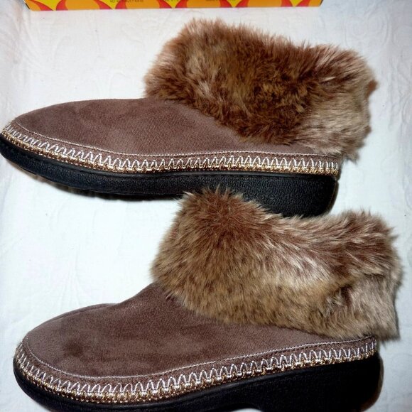 New Isotoner Ankle Boots Suede and Faux Fur Memory Foam Pull On Size 8.5 - Picture 3 of 4